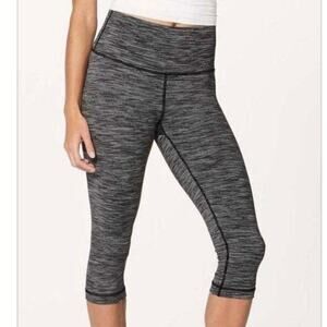 Lululemon Wunder Under Mid Rise 1/2 Tight Crop Leggings Women's B&W 4